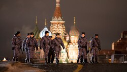 Die russische Nationalgarde patrouilliert im Moskauer Stadtzentrum. (Bild: ASSOCIATED PRESS)