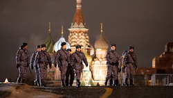 Russische Nationalgardisten im Moskauer Stadtzentrum (Bild: ASSOCIATED PRESS)