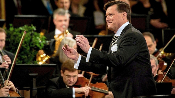 Christian Thielemann dirigiert die Wiener Philharmoniker. 