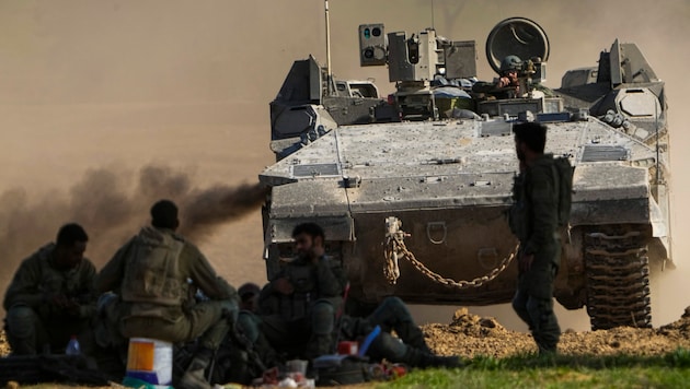 Ein israelischer Panzer nahe der Grenze zum Gazastreifen (Bild: ASSOCIATED PRESS)
