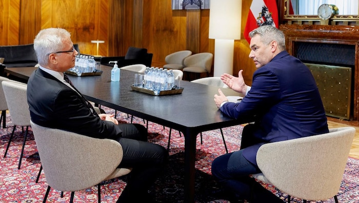 Erich Arthold (li.), Präsident der Sängerknaben, schilderte Kanzler Nehammer persönlich die ...