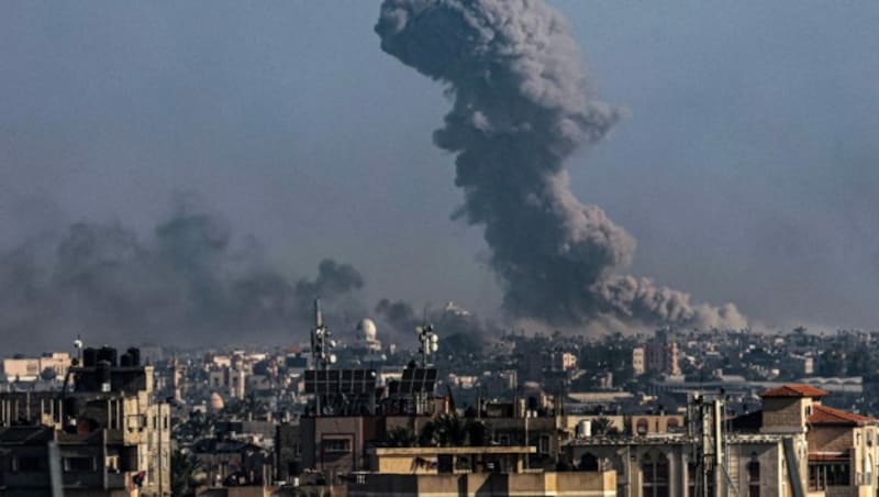 Ein aus Rafah aufgenommenes Bild zeigt Rauch, der während des israelischen Beschusses am Samstag über Khan Yunis im südlichen Gazastreifen aufsteigt. (Bild: APA/AFP)
