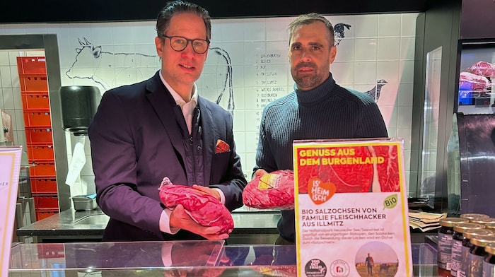 Marktmanager Erich Freund mit Mario Fleischhacker.