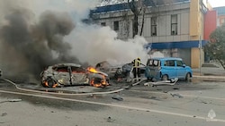 Dieses Foto veröffentlichte das russische Katastrophenschutzministerium. Die Einsatzkräfte versuchen, einen durch den Beschuss ausgelösten Brand in der Stadt Belgorod zu löschen. (Bild: ASSOCIATED PRESS)