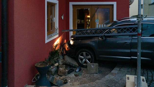 Der Wagen rammte den Eingangsbereich des Gasthauses in St. Roman bei Schärding (Bild: FF St. Roman bei Schärding)