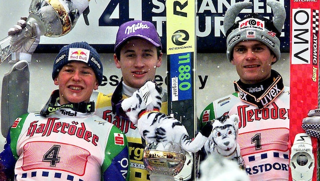 Martin Schmitt (M.) bei seinem Oberstdorf-Sieg 1999 im Österreicher-Sandwich zwischen Andreas Goldberger (li.) und Andreas Widhölzl. (Bild: GEPA pictures)