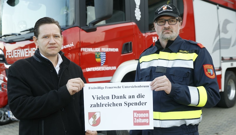 Jürgen Koczera und Herbert Steindl danken den „Krone“-Lesern für ihre Spenden, die der Tochter von Manuela K. zugutekommen sollen. (Bild: Holl Reinhard)