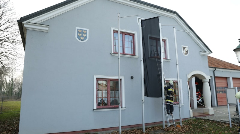 Große Trauer herrscht nicht nur bei den Feuerwehrkameraden, sondern im gesamten Ort. (Bild: Holl Reinhard)