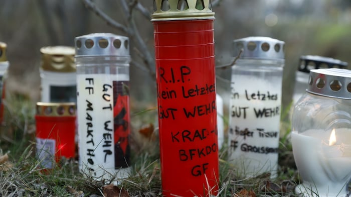 Gedenkkerzen zeugen von der großen Anteilnahme am Tod der erst 36 Jahre alten Feuerwehrfrau.