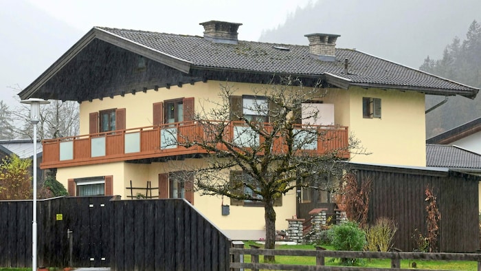Der Tatort: In diesem Haus in Lofer kam es zur Bluttat. Der Schütze ließ sich danach von der ...