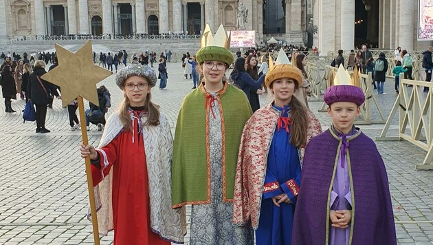 Sternsinger aus Neuhaus vertreten Österreich zu Neujahr bei der Papstmesse im Petersdom. (Bild: Zvg)