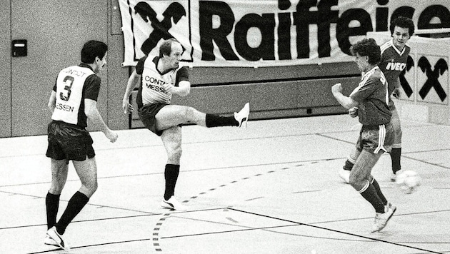 Pepi Larionows schoss 1985 das erste „Stier“-Tor in der Sporthalle Alpenstraße. (Bild: krugfoto/Krug Daniel sen.)