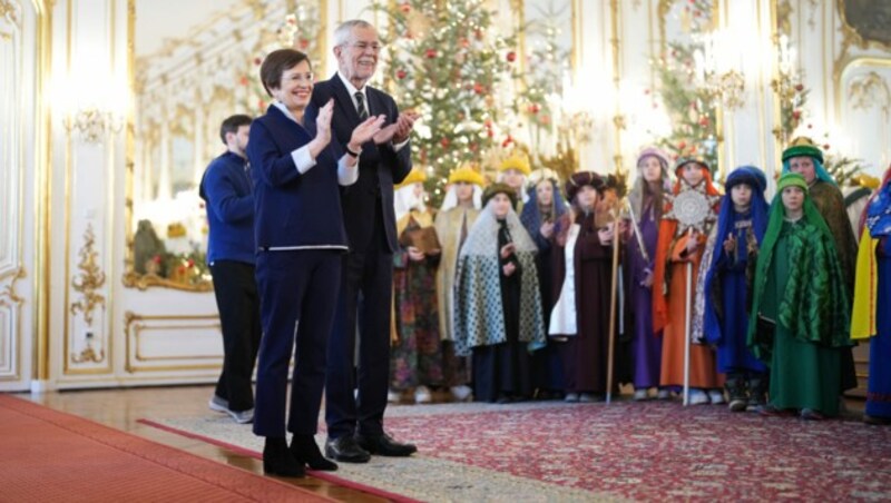 Alexander Van der Bellen und Doris Schmidauer kredenzten den Kindern und Jugendlichen Wurstsemmeln und Krapfen. (Bild: APA/EVA MANHART)