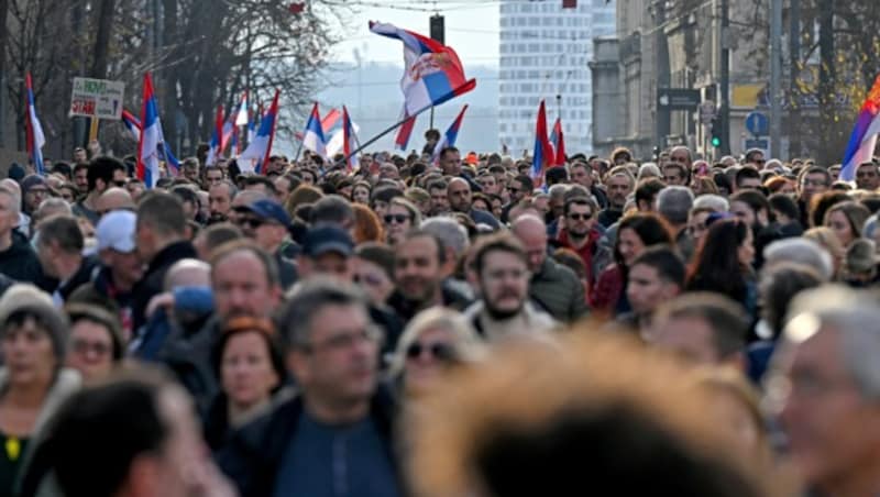 „Dies ist unser Land, dies ist das Land für all unsere Bürger“, sangen die Demonstranten. (Bild: AFP)