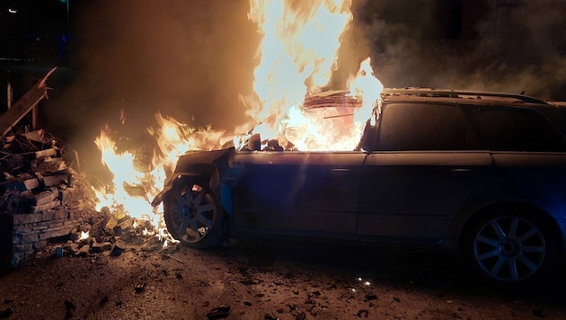 Das Auto brannte vollständig aus. (Bild: Feuerwehr Telfs)
