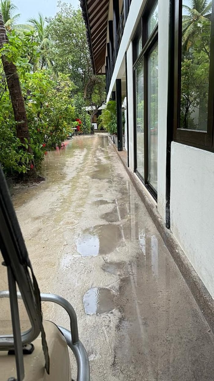 In der Hotelanlage stehen nach tagelangem Regen bereits tiefe Lacken. Und Besserung ist keine in ...