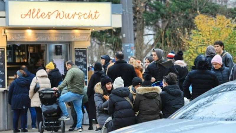 Lange Schlangen bei Alles Wurscht (Bild: Peter Tomschi)