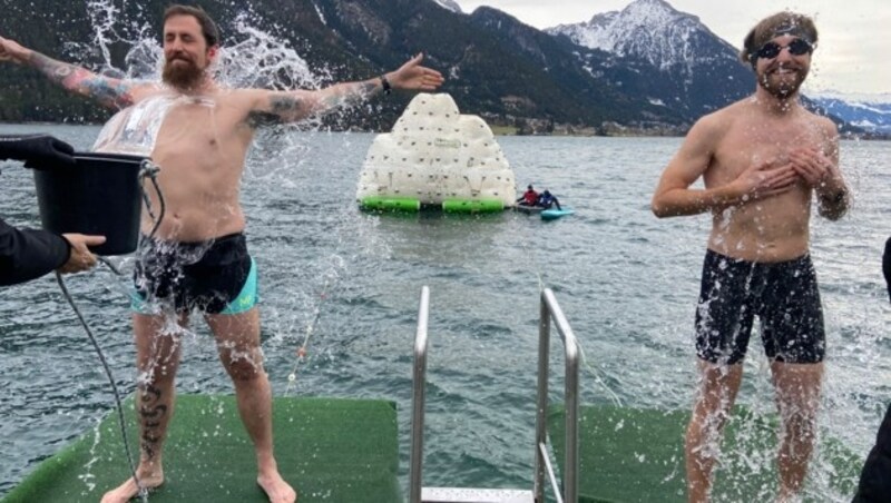 Kalte Dusche: Vor ihrem Sprung in den See wurden die Teilnehmer „auf Betriebstemperatur“ gebracht. (Bild: Achensee Tourismus / Fill)