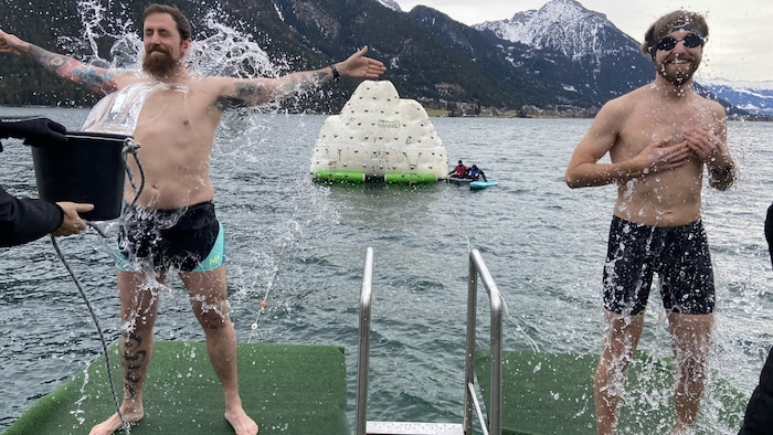 Kalte Dusche: Vor ihrem Sprung in den See wurden die Teilnehmer „auf Betriebstemperatur“ ...