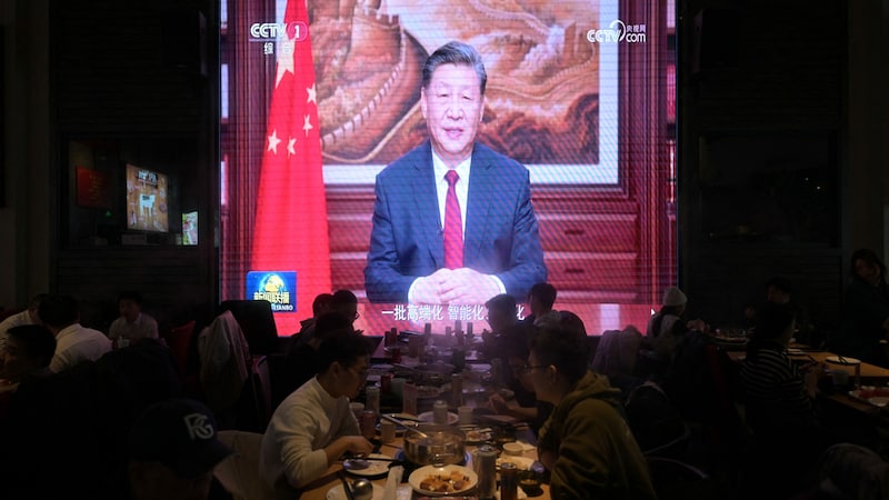 Xis Rede wurde überall übertragen - sogar in Restaurants. (Bild: AFP)