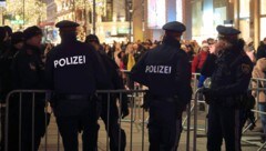 Großes Polizeiaufgebot beim Silvesterpfad in der City, die Einbrecher schlugen trotzdem in der Wollzeile zu. (Bild: Peter Tomschi, Krone KREATIV)