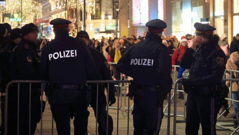 Die Polizei ist mit einem Großaufgebot in Wien unterwegs. (Bild: Peter Tomschi, Krone KREATIV)