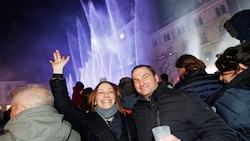 Nur gut gelaunte Gesichter waren Sonntagabend beim großen Silvester-Spektakel am Grazer Hauptplatz zu sehen. Punkt Mitternacht beginnt der letzte von insgesamt fünf Showblöcken. (Bild: Erwin Scheriau / KRONE)