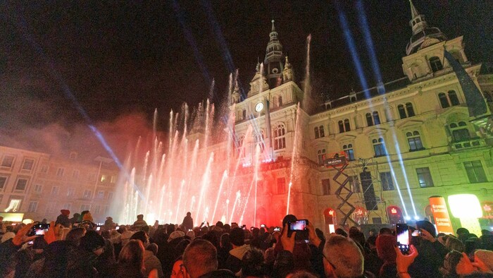 40 Meter hohe Wasserfontänen sprühten vor der Fassade des Rathauses in den Nachthimmel.