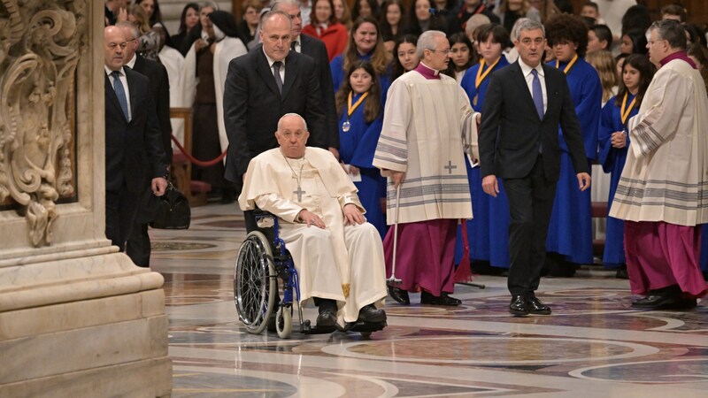 Auch zur traditionellen Silvesterandacht kam das Kirchenoberhaupt einmal mehr im Rollstuhl. (Bild: AFP)