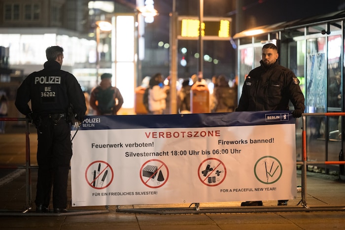 Am Eingang zur berüchtigten Sonnenallee wird streng kontrolliert.