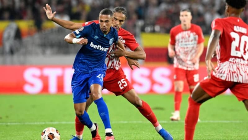 Thilo Kehrer (in Blau), hier im Oktober im Europa-League-Einsatz für West Ham gegen Freiburg (Bild: APA/AFP/THOMAS KIENZLE)