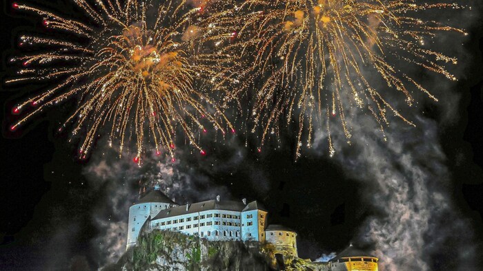 Ein imposantes Feuerwerk war in Kufstein zu sehen. Leider gab es durch Raketen in ganz Tirol ...