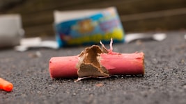 Durch einen Böllerwurf wurden mehrere Beamte verletzt (Symbolbild) (Bild: Sabine Katzenberger)