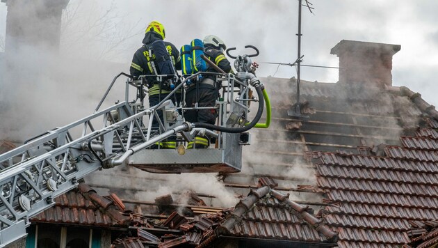 Die Löscharbeiten bei dem Zwischendeckenbrand in Grünburg waren schwierig (Bild: Kerschbaummayr)