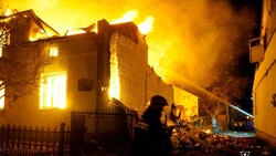 Feuerwehrleute löschen nach dem Angriff in Odessa die Flammen. (Bild: APA/AFP/State Emergency Service of Ukraine/Handout)