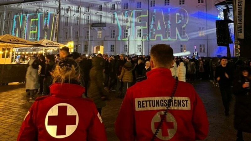 Zwei Sanitäter bei den Jahreswechselfeierlichkeiten vor dem Landestheater. (Bild: Rotes Kreuz Innsbruck )