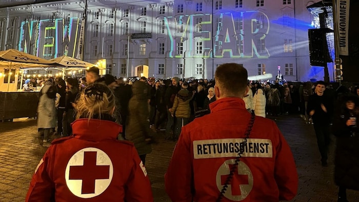 Zwei Sanitäter bei den Jahreswechselfeierlichkeiten vor dem Landestheater.
