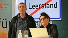 Der bekannte Musiker Hubert von Goisern und Intendantin Elisabeth Schweeger wollen dem ländlichen Raum mehr Zukunftsperspektiven geben (Bild: Marion Hörmandinger)