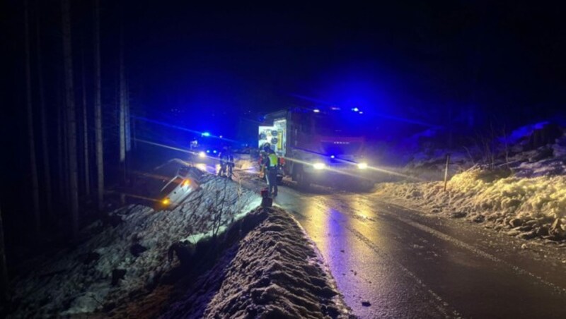 Das Fahrzeug wurde von einem Baum gestoppt. Der Lenker konnte das Fahrzeug unverletzt verlassen. (Bild: FF Tamsweg)