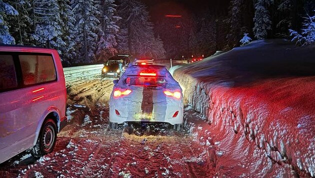 Die Fahrzeuge konnten aufgrund des Wetters nicht mehr weiterfahren. (Bild: FF St. Michael im Lungau)