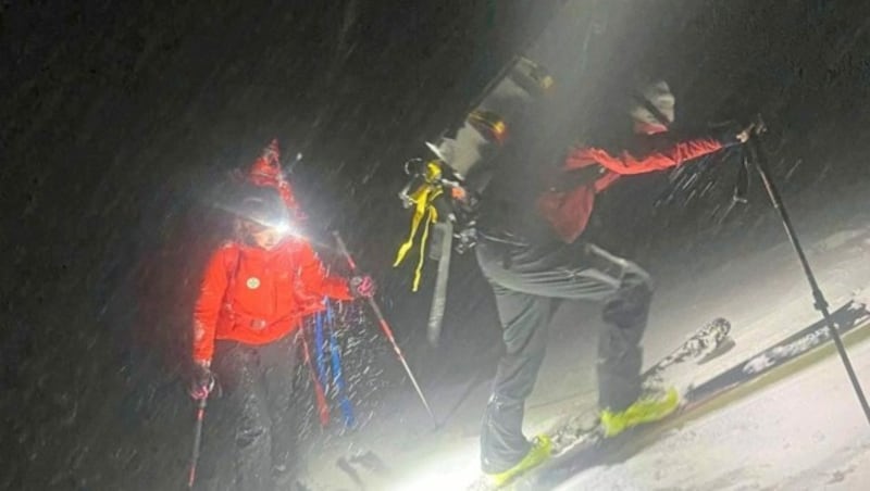 Bei widrigsten Verhältnissen mussten Bergretter zur Hütte aufsteigen. (Bild: Bergrettung Sölden)