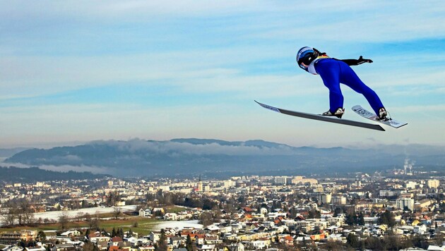 Die Skisprung-Damen fliegen über Villach. (Bild: GEPA pictures/Matic Klansek)