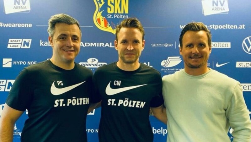 Christoph Witamwas (M.) mit St. Pöltens Cheftrainer Philipp Semlic (li.) und Sportdirektor Tino Wawra. (Bild: SKN St. Pölten)