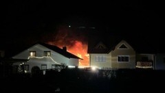 Kleine Brände und ein Großbrand: Die Feuerwehrleute kamen auch in der Silvesternacht nicht zur Ruhe. Beim Brand in Lebenbrunn waren sieben Wehren vor Ort. (Bild: Feuerwehr Lebenbrunn)
