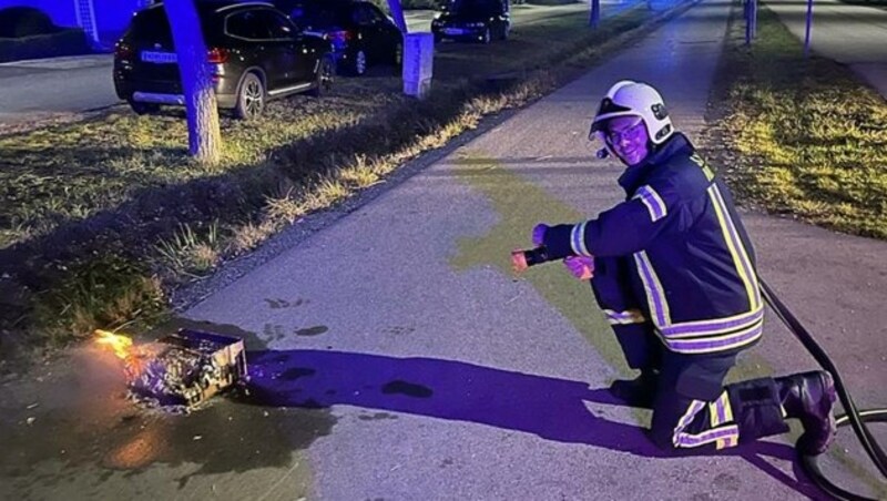 In Neusiedl war eine Feuerwerksbatterie etwas anders als geplant in Brand geraten. (Bild: FF Neusiedl am See)