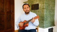 Edwin Reyes begleitet die Sternsinger mit der Ukulele und zieht mit ihnen von Haus zu Haus. (Bild: Gerhard Schiel)