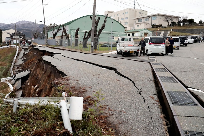 Zahlreiche Straßen sind unbefahrbar. (Bild: AFP)