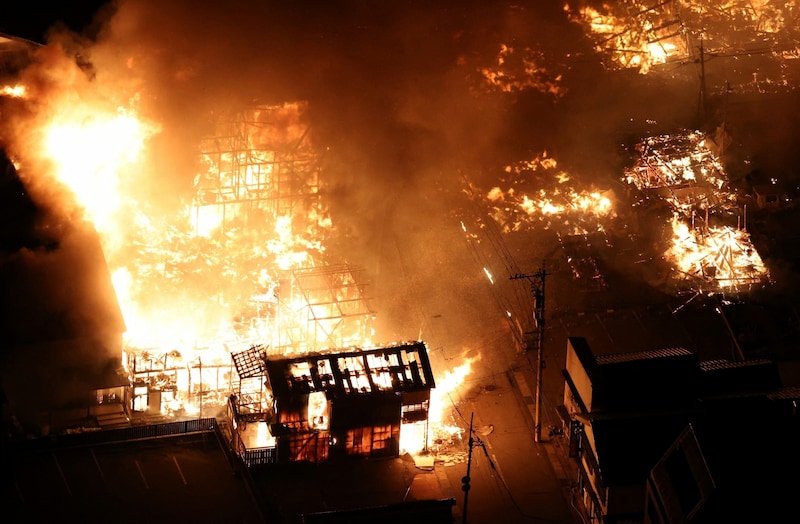 Durch die Beben wurden auch zahlreiche Brände ausgelöst. (Bild: AFP)