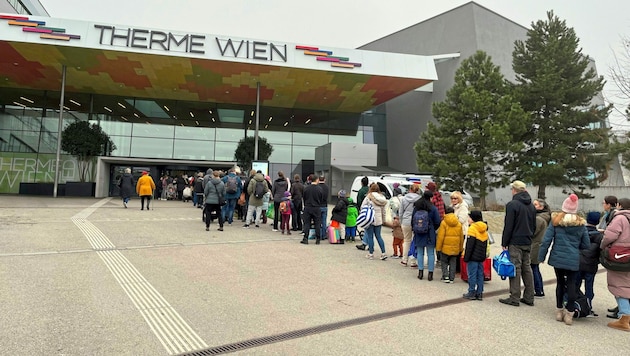 Lange Warteschlangen prägen während der Weihnachtsferien das Bild am Eingang zur Therme Wien. (Bild: zVg)