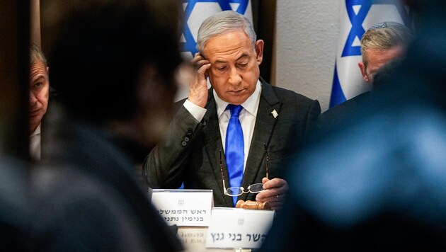 Benjámin Netanjahu izraeli miniszterelnök vasárnap este műtétre kényszerült. (Bild: AFP)